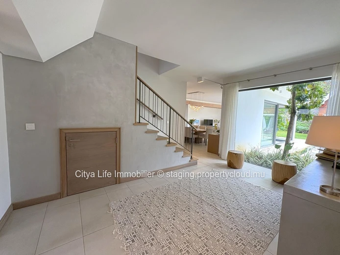 Villa SCS à vendre à Mon Choisy, 512m² habitables, 884m² terrain, 4 chambres, bureau, piscine privée. Prix : 1,850M €.