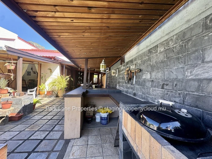 Charming family home with private bar and pool