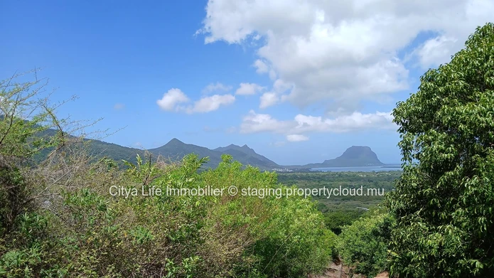 Terrain en pleine propriété avec vue imprenable sur la mer et les montagnes dans une résidence privée et sécurisée.