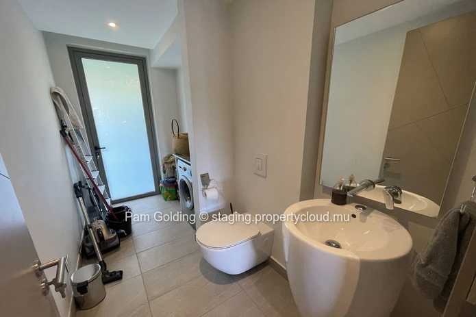 Impressive 3 Bedroom Apartment with Ocean Views and direct beach access in Tamarin