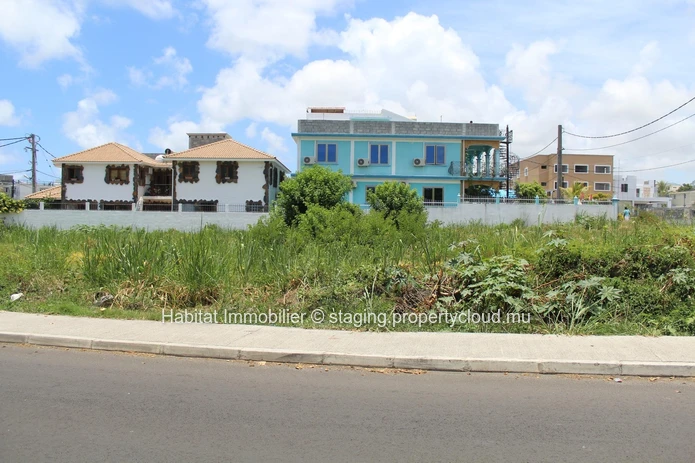 A VENDRE - Terrain commercial en toute propriété de 466 toises, avec accés sur 3 chemins à Mahébourg. 