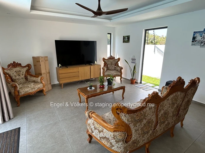 Charming 3-Bedroom House for Rent in Calodyne – Private Pool, Office Space & Close to the Sea