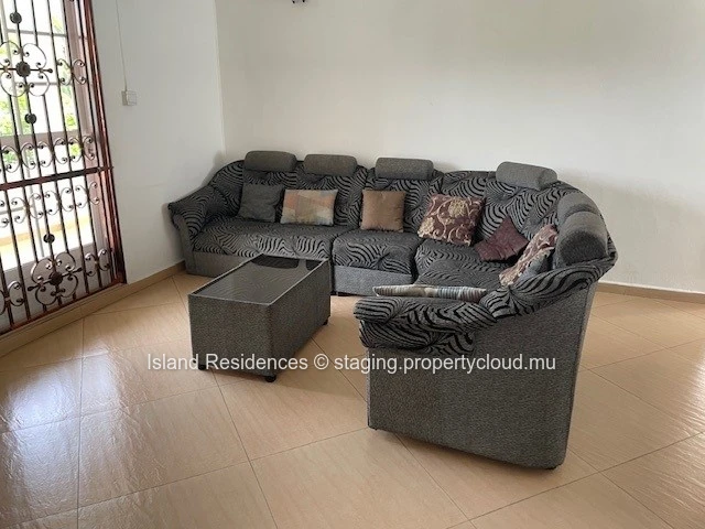 Furnished house in a good residential area. 4 bedrooms, swimming pool and parking.
