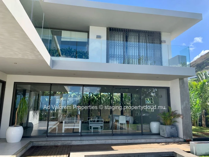 Maison à vendre à Rivière Noire - Black River, 300m² habitables, terrain 1.350m², piscine privée, proche écoles, clin...
