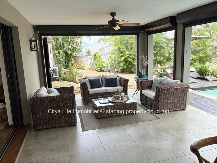Villa à vendre à Mont Piton, 250m², terrain 1,025m², 4 chambres, piscine privée, sécurisé, proche écoles, prix Rs.