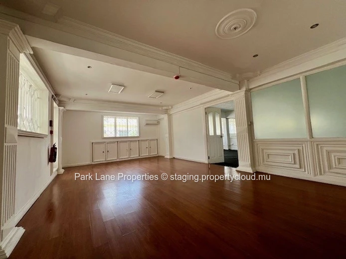 Bureau Spacieux de 231 m² au Premier Étage à Quatre Bornes