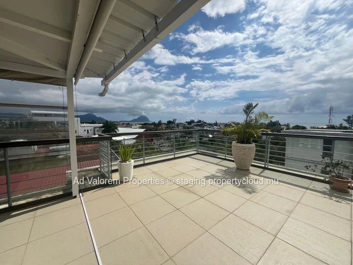 Stunning Furnished Penthouse for Rent in Black River – 150 m² (Sole Mandate)
