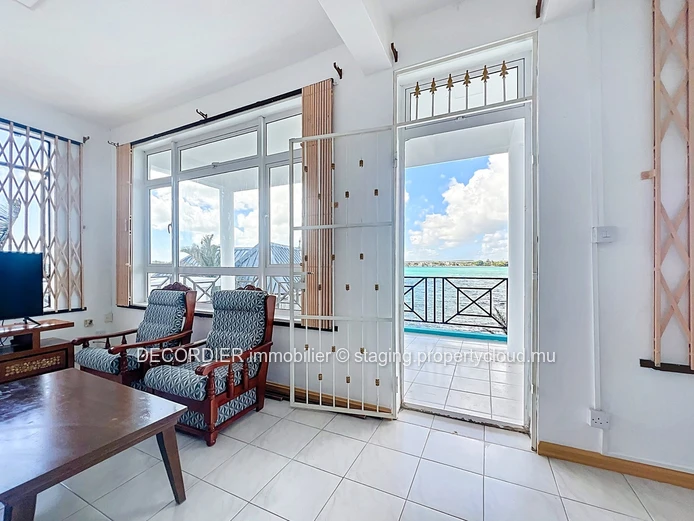 Ideal house on the seafront with private beach