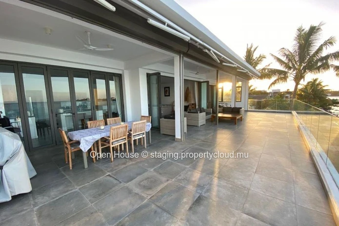 Penthouse pieds dans l'eau, 4 chambres, 4 salles de bain, piscine, vue sur la mer. Grand Baie. Marché local uniquement