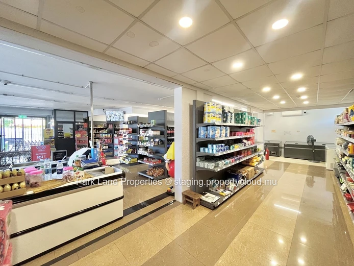 Bâtiment commercial de 287 m² 2 minutes de la plage à vendre à Riambel