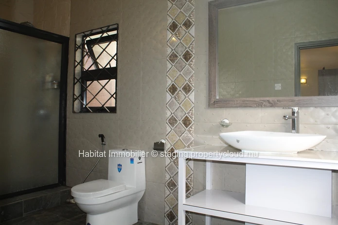 A VENDRE - Maison meublée et équipée de 371 m2 à Curepipe.