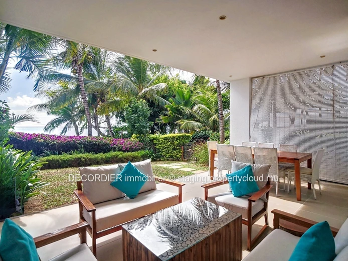 Ground floor apartment in front of the sea
