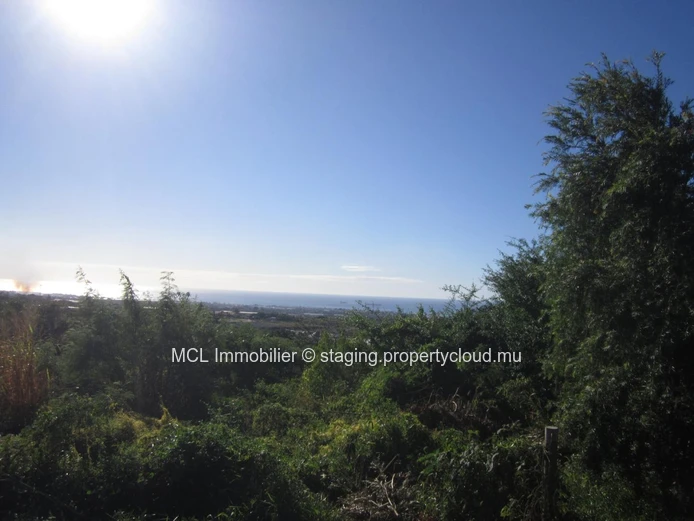 Terrain résidentiel de 7,851m2 à Pailles
