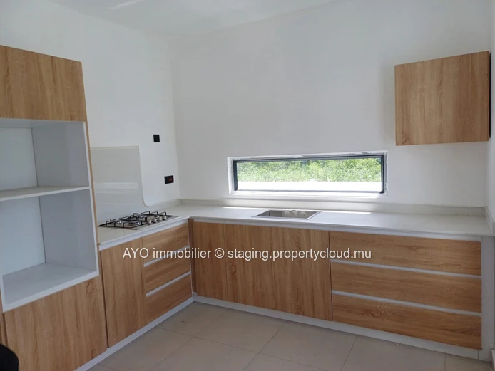 Maison neuve de 3 chambres avec piscine à Vale