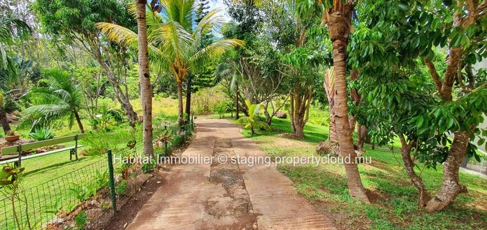 This beautiful residential plot of 225 toises (20 perches) is located in a private and intimate morcellement in Chamarel