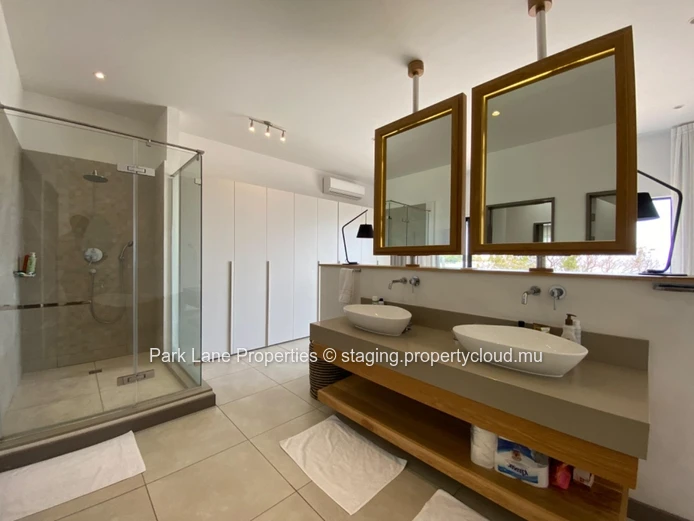 Exquis penthouse sur l'eau en bord de mer