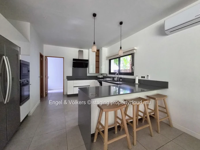 Stylish West Coast Villa Close to Beaches & Amenities