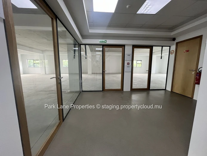 Espace bureau exclusive de 101.6 m2  avec installion de haut de gamme à Ebene