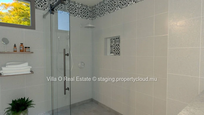 In a small residential area, charming single-storey house with pool and garden view, enclosed by a stone wall, in the...