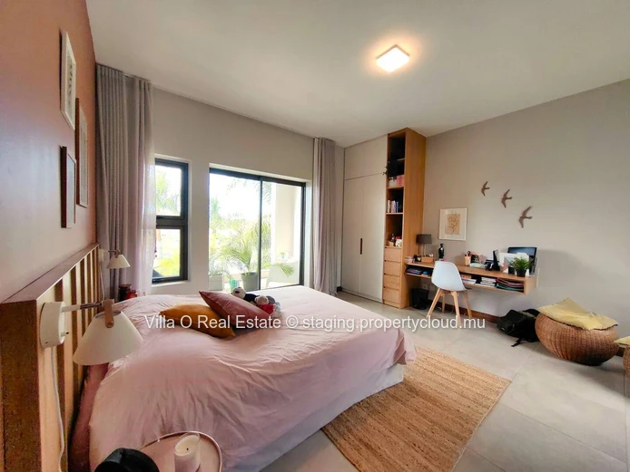 Sale accessible to Mauritians only. Lovely villa in a secure residence, 5 minutes from the beach and the center of Gr...