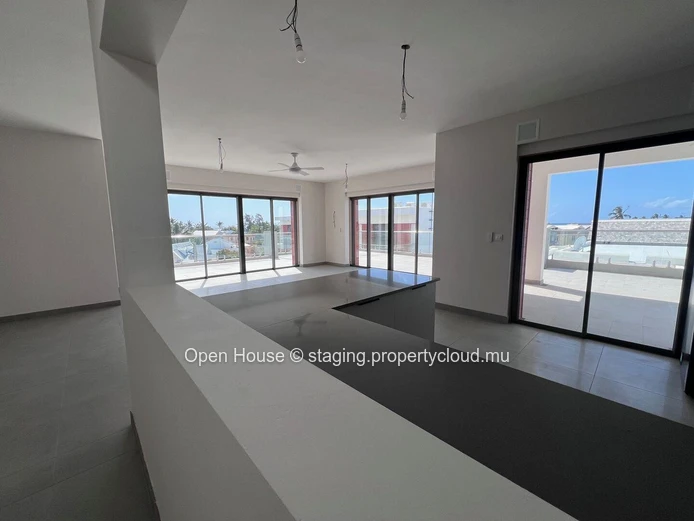 Luxurious penthouse with 3 bedrooms including a master suite, 2 bathrooms, and a swimming pool, located just 300 mete... (Sole Mandate)