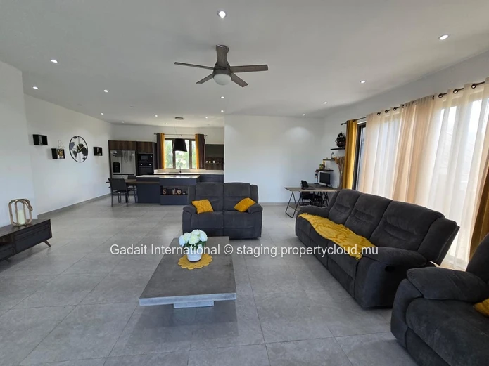 Exceptional penthouse with private rooftop in Pereybere – Sea & mountain views