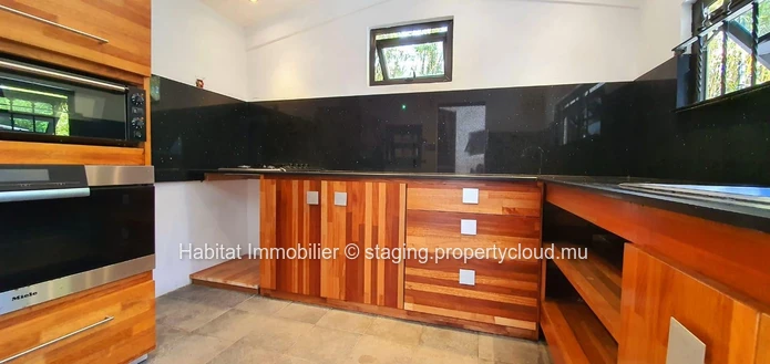 FOR SALE - Beautiful single storey villa of 475 m2 furnished and equipped with neat finishes on a land of 454 toises ...