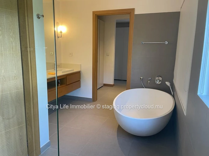 Villa PDS à vendre à Grand Gaube, 365m² habitables, terrain 1.076m², 4 chambres, piscine privée. Proche écoles, comme...