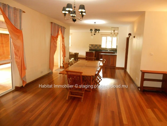 A VENDRE - Belle maison de 400 m2 à Albion. 