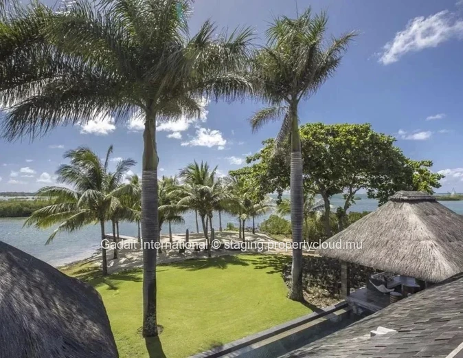 Invest in this villa in the east of Mauritius with private beach and golf access
