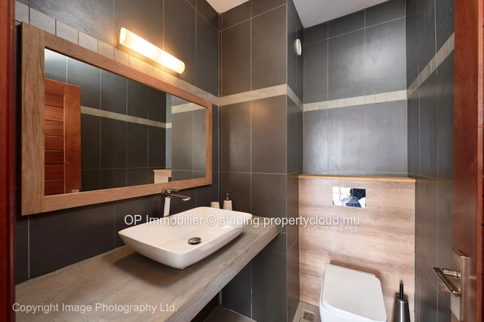Appartement R+2 à vendre à PEREYBERE, Grand Baie, 120m², 2 chambres, piscine commune, parking gardé, meublé, 295 000 €.