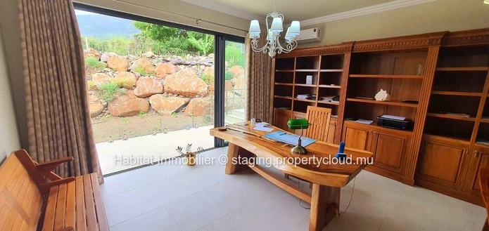 FOR SALE - Magnificent furnished and equipped single-storey house of 356 m2 on a plot of 444 toises located in Petite...