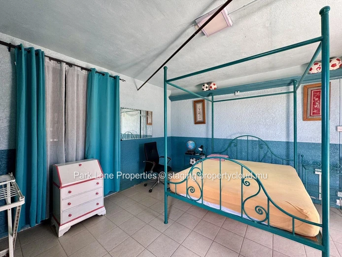 Family home with private pool