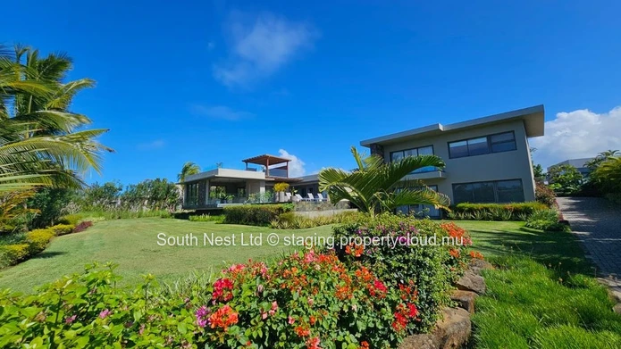 4-bed villa with a modern architecture in a prestigious golf estate