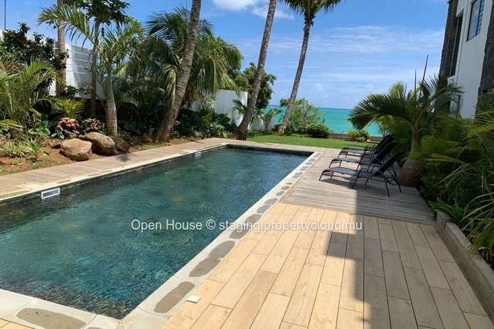 Penthouse pieds dans l'eau, 4 chambres, 4 salles de bain, piscine, vue sur la mer. Grand Baie. Marché local uniquement