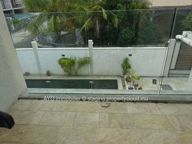 3 bedroom Duplex with common swimming pool and few minutes from Mon Choisy beach