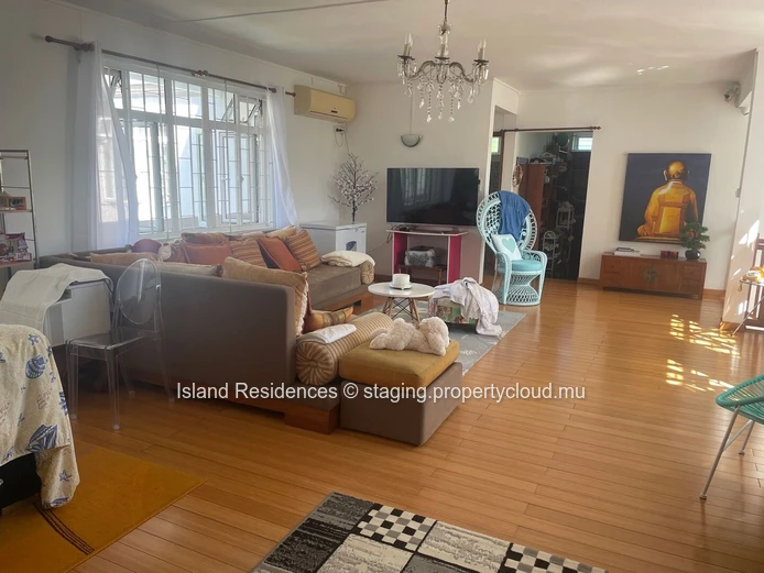 Très spacieuse villa tout confort avec 4 chambres, piscine et garage