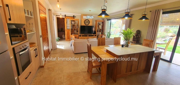 FOR SALE - Magnificent furnished and equipped single-storey house of 356 m2 on a plot of 444 toises located in Petite...