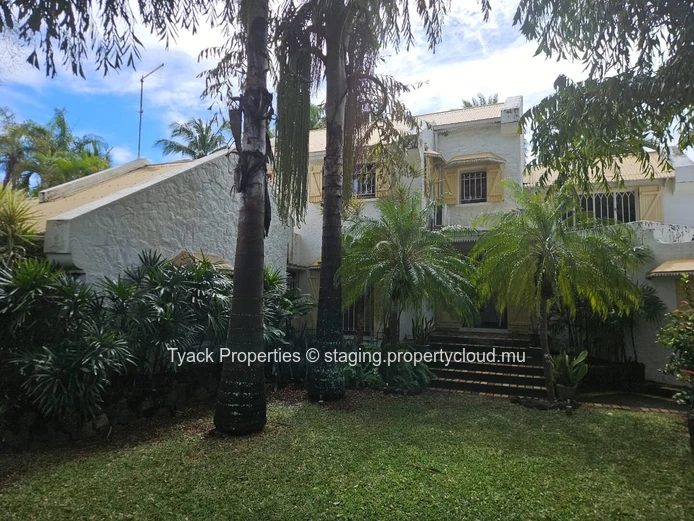 Villa for Sale in Pereybere – Spacious Home with Pool and Garden