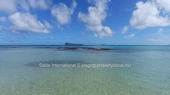 Appartement en bord de mer avec une vue imprenable sur la mer - 3 chambres, piscine commune, entièrement meublé.