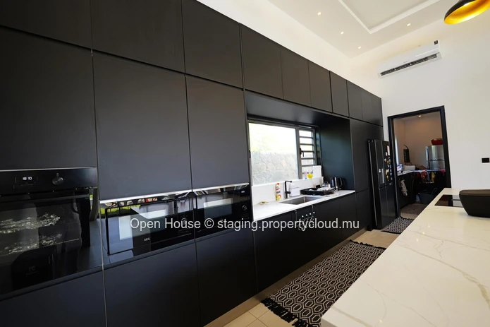 Villa PDS à vendre à Grand Baie, 492m² habitables, terrain 851m², 4 chambres, piscine privée, caractéristiques extéri...