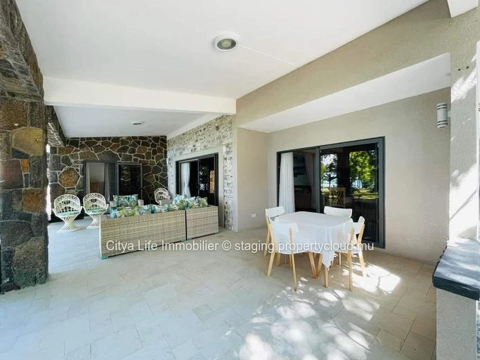 Magnifique villa en bord de mer à Calodyne avec vue imprenable sur la mer