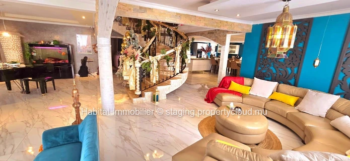 Cette splendide maison non meublée de 505 m², sur un terrain de 147 toises, est située sur la route royale à Baie du ...