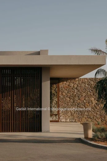 Villa I7: a 560.7 m² contemporary oasis in the heart of the Anahita resort