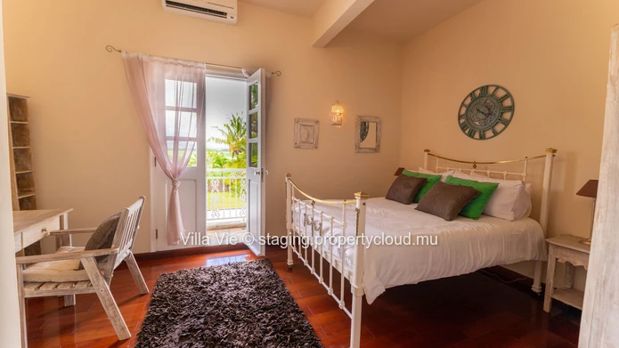 Beau Plan - Spacious 5-bedroom colonial house with swimming pool and big garden