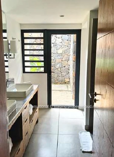 Villa PDS 181m², 3 chambres, piscine privée, proche bus et golf, meublée, climatisée, lumineuse.  à Rivière Noire.