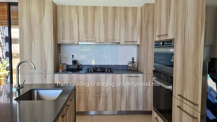 "Villa PDS à vendre à Grand Baie, 325m² habitable, terrain 511m², 4 chambres. Prix $. Ne manquez pas!"