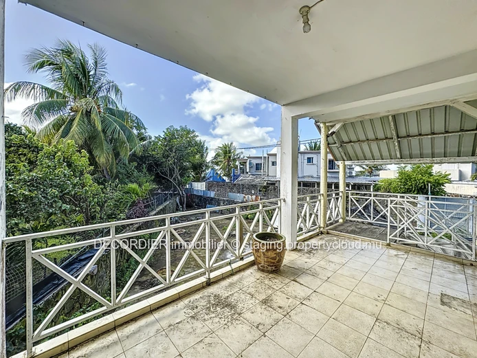 Colonial house to renovate with sea view on the top floor (Sole Mandate)