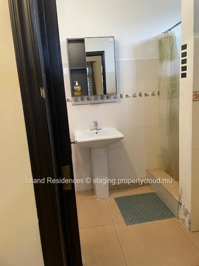 Furnished house in a good residential area. 4 bedrooms, swimming pool and parking.