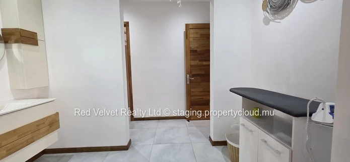 Maison de ville de luxe meublée avec 3 chambres, terrasse sur le toit et jacuzzi – Flic en Flac | Rs 15M